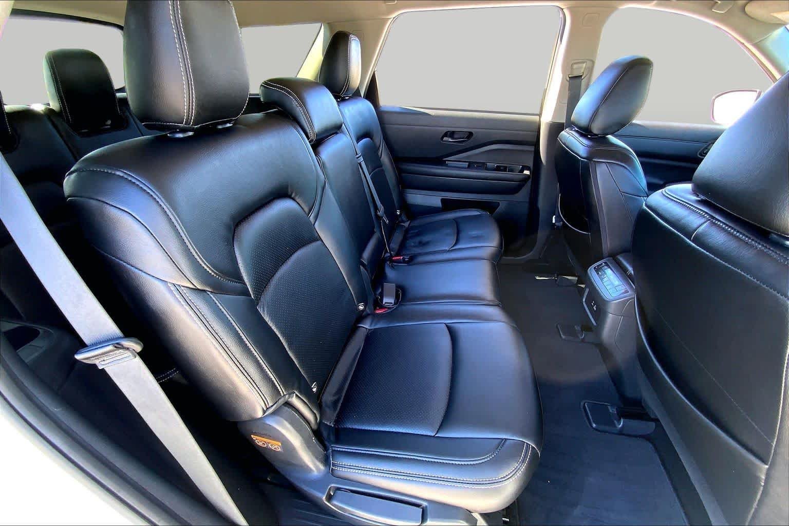 Used 2025 Everest White Pearl Tricoat Nissan SV image 19