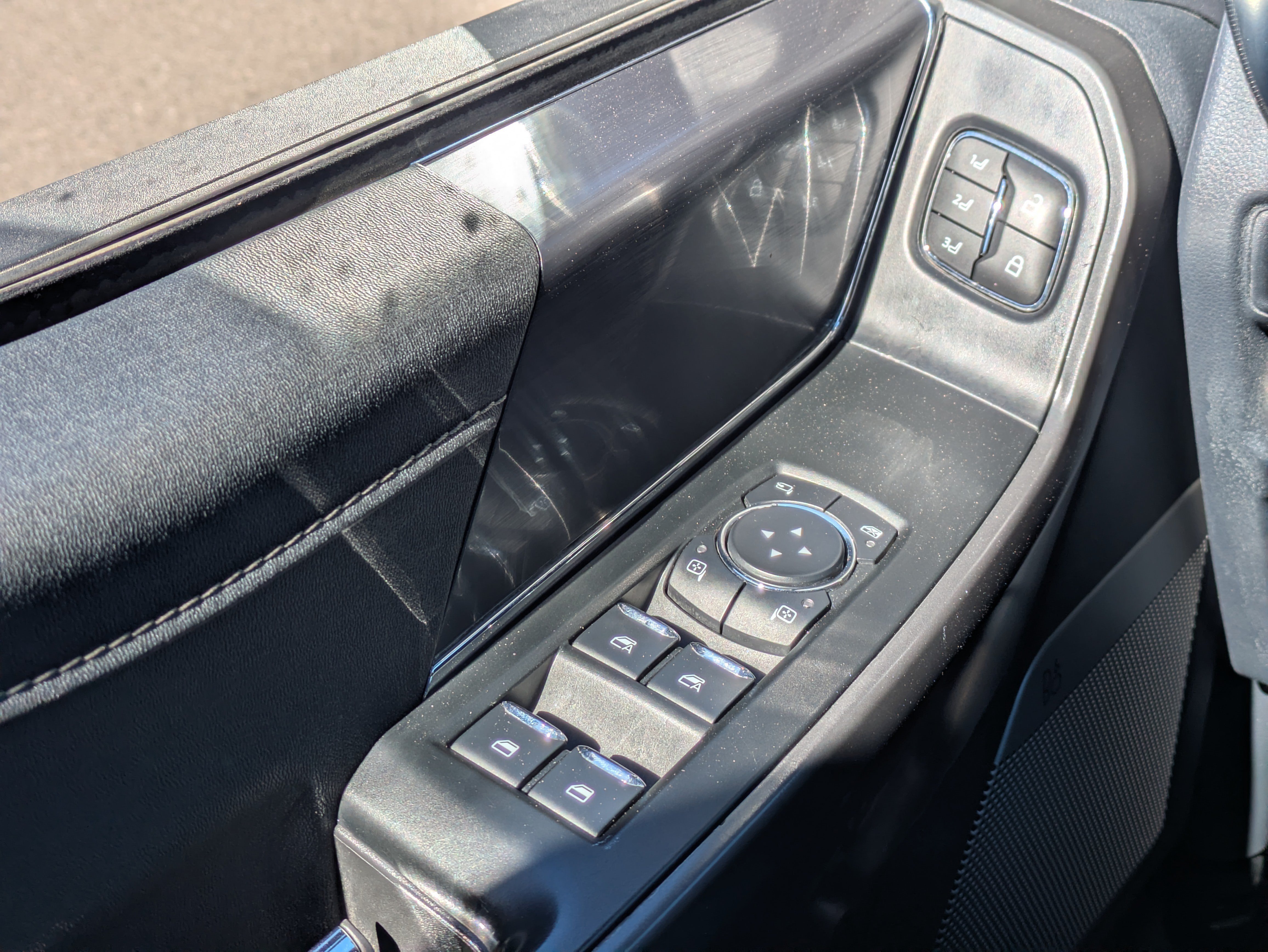 Used 2024 Silver Ford LARIAT image 28