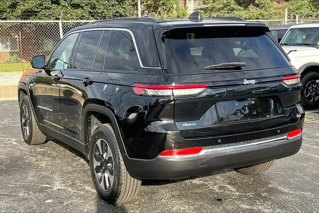 Used 2024 Diamond Black Jeep 4xe image 10