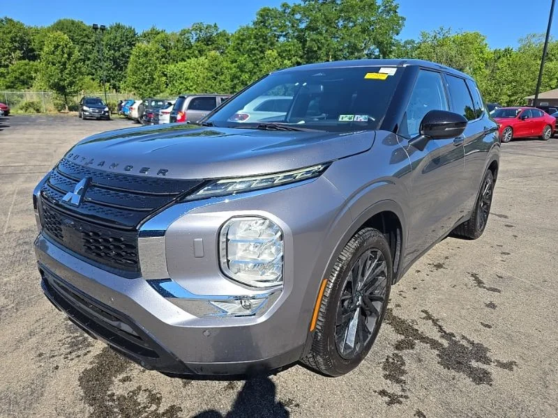 Used 2022  Mitsubishi SE image 3