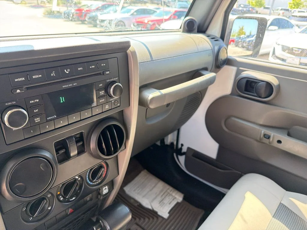 Used 2009 White Jeep X image 25