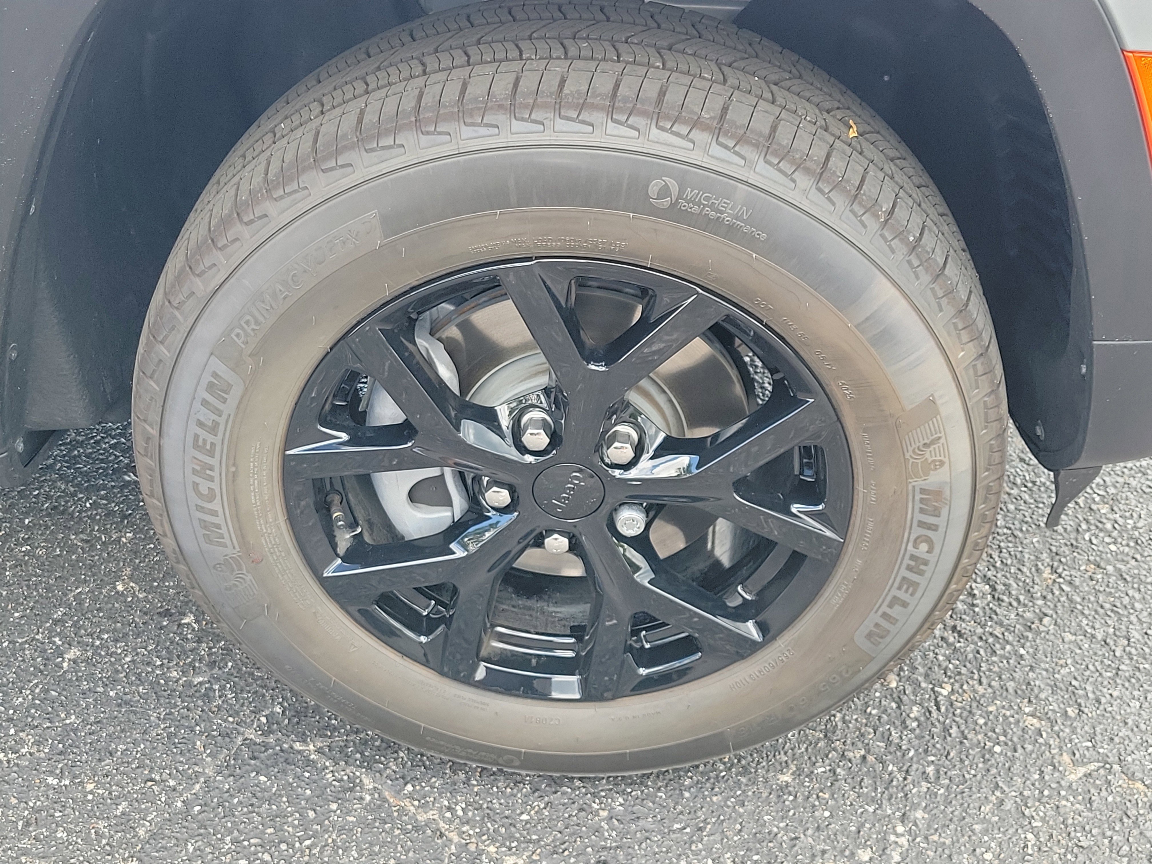 New 2026 Silver Zynith Exterior Paint Jeep Laredo Altitude image 8