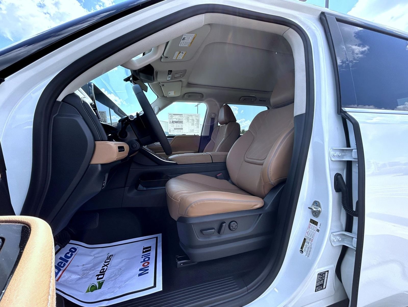 New 2027 RADIANT WHITE INFINITI Luxe 4WD image 10