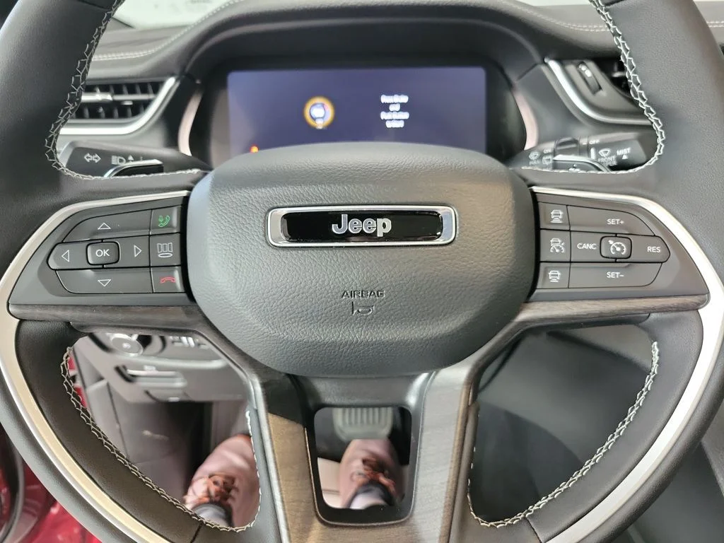 New 2025 Velvet Red Pearl-Coat Exterior Paint Jeep Limited image 18