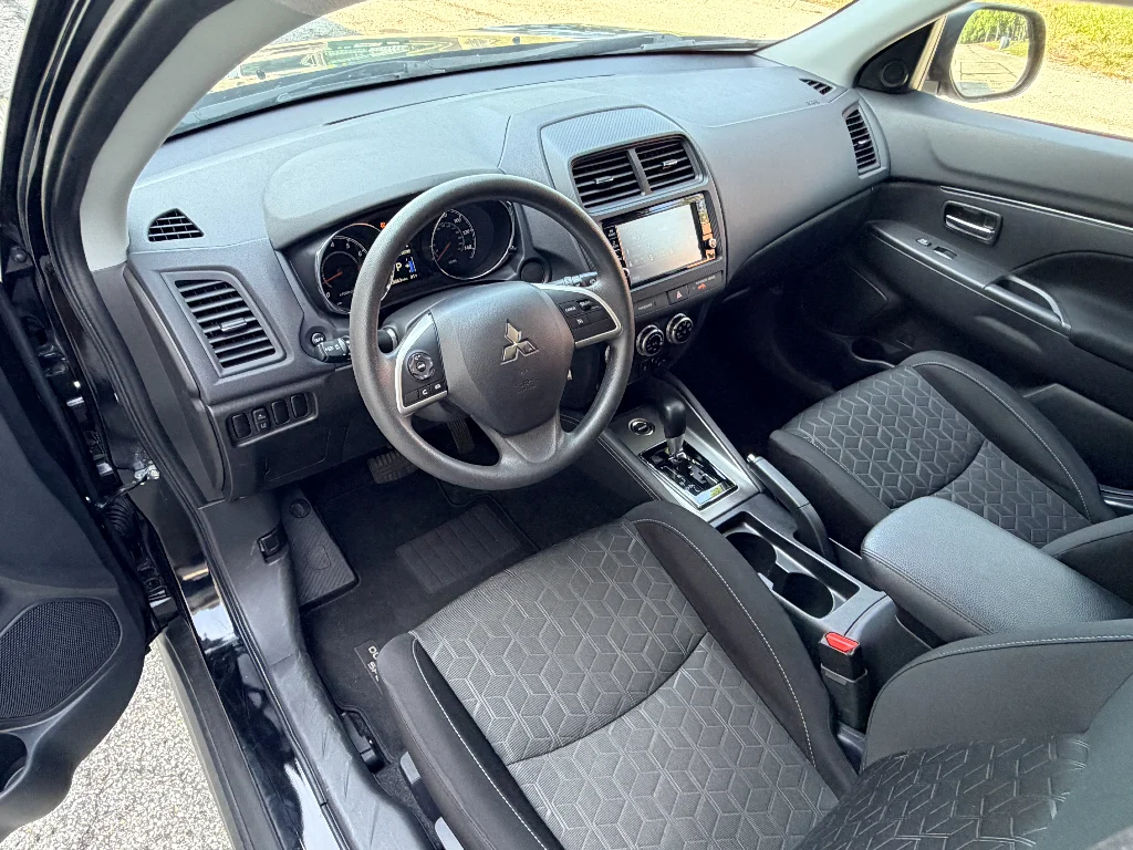 Used 2025 Labrador Black Pearl Mitsubishi ES image 12