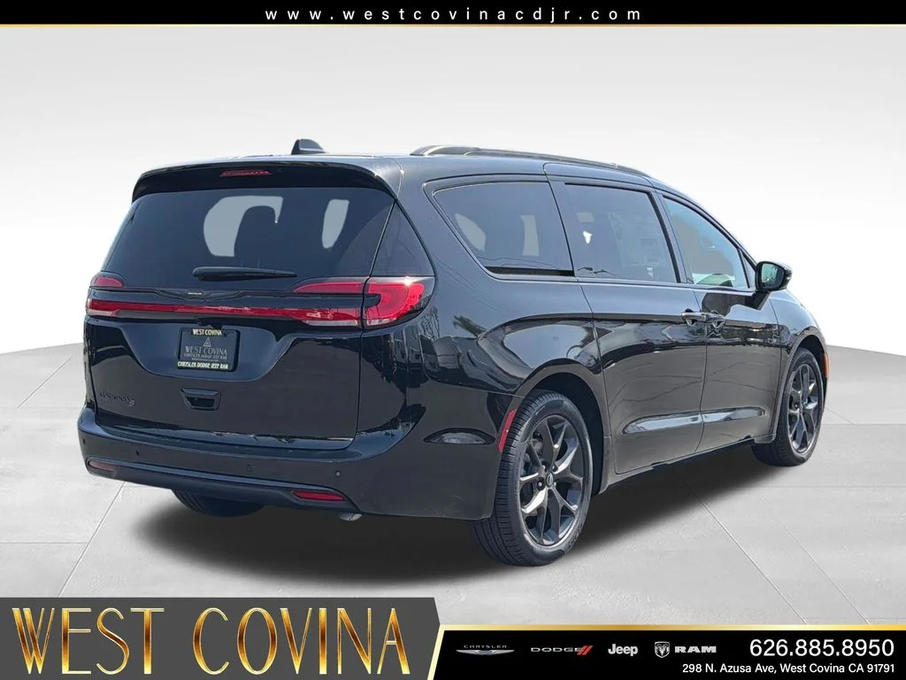 New 2026 Diamond Black Crystal Pearl-Coat Exterior Paint Chrysler Select image 5