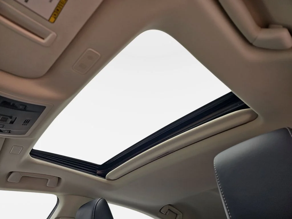 Used 2025 White Lexus 300h Luxury image 30