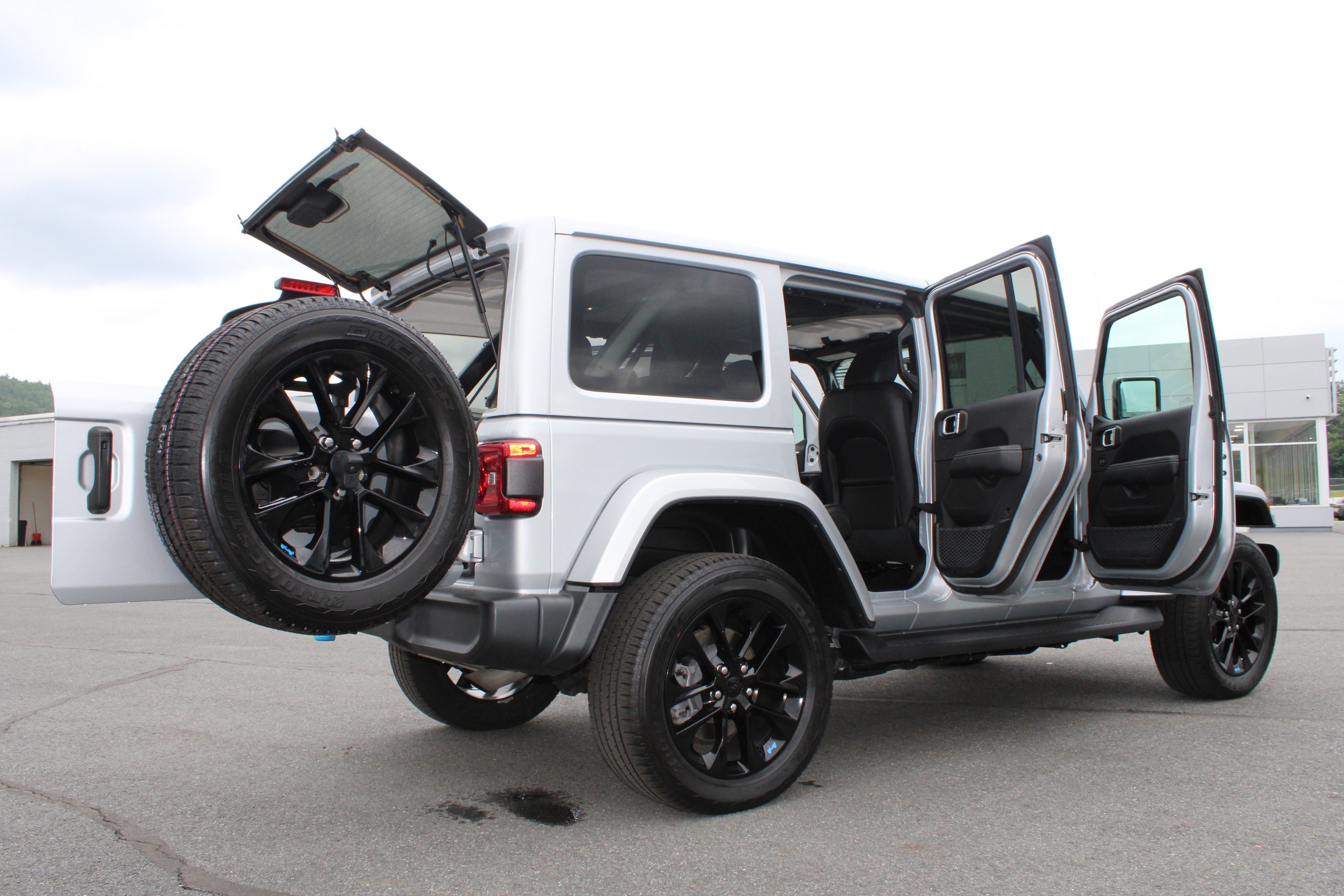 Used 2023 Silver Zynith Clearcoat Jeep Sahara image 18