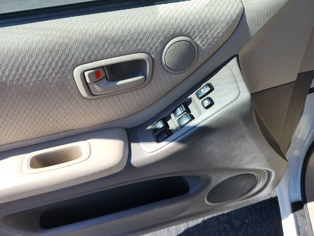 Used 2005  Toyota  image 18