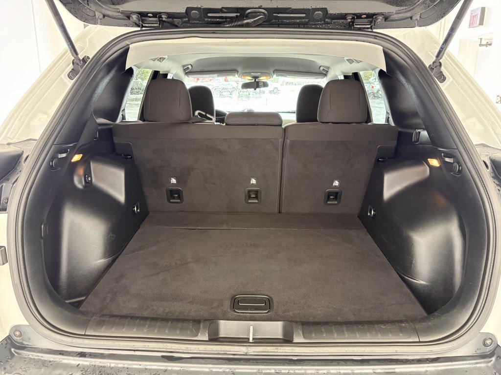 Used 2020 White Jeep Latitude image 39