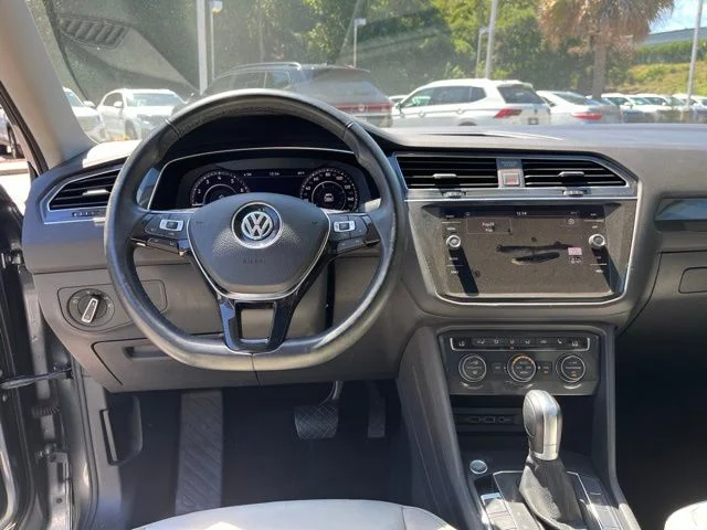 Used 2018 Gray Volkswagen 2.0T SEL Premium image 19