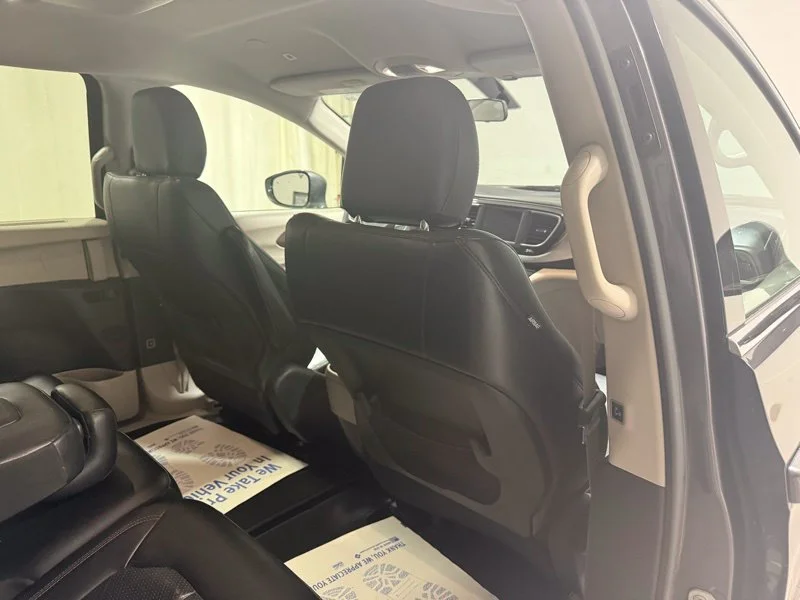 Used 2018 Gray Chrysler Touring L image 12