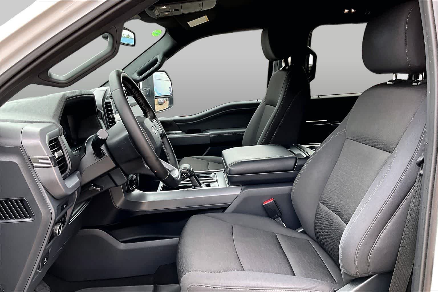 Used 2025 Oxford White Clearcoat Ford XLT image 14