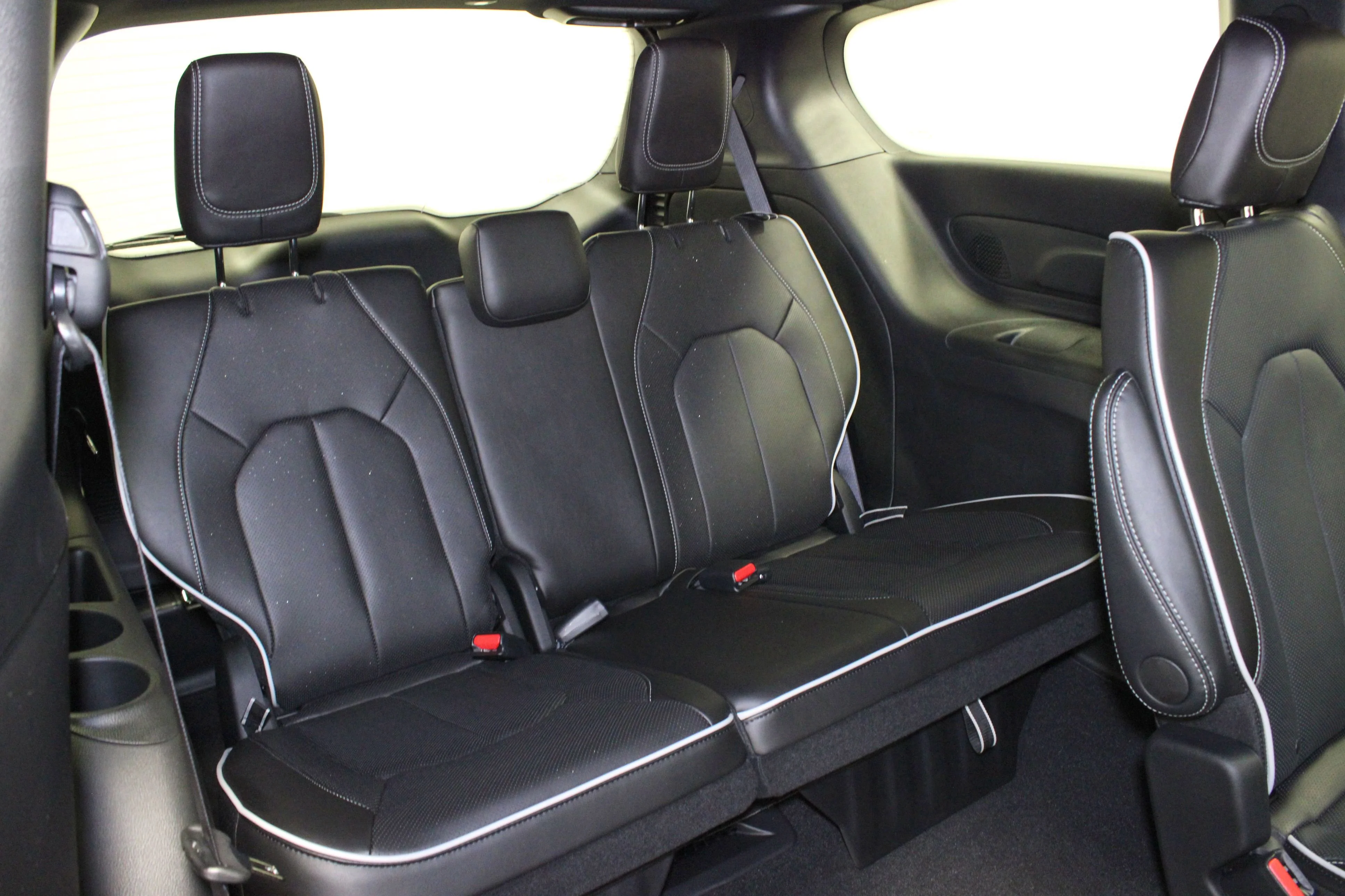 New 2027 Diamond Black Crystal Pearl-Coat Exterior Paint Chrysler Limited image 17