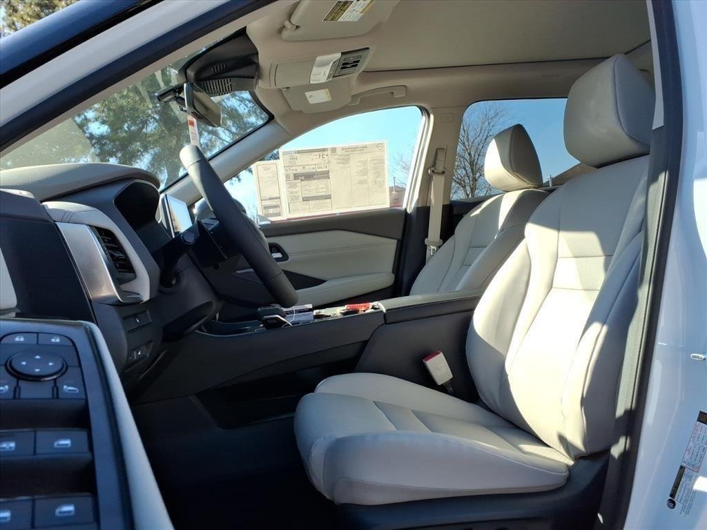 New 2026 Everest White Pearl TriCoat Nissan Dark Armor™ image 19
