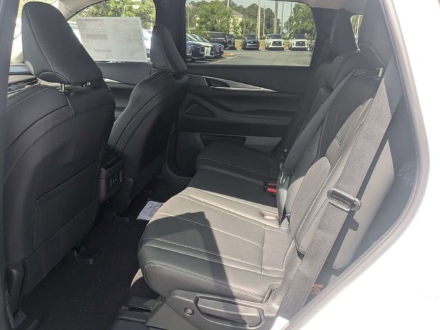 New 2027 RADIANT WHITE INFINITI Pure FWD image 14
