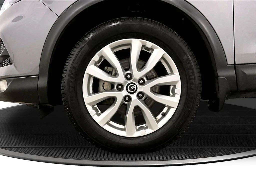 Used 2022 Gray Nissan SV image 32