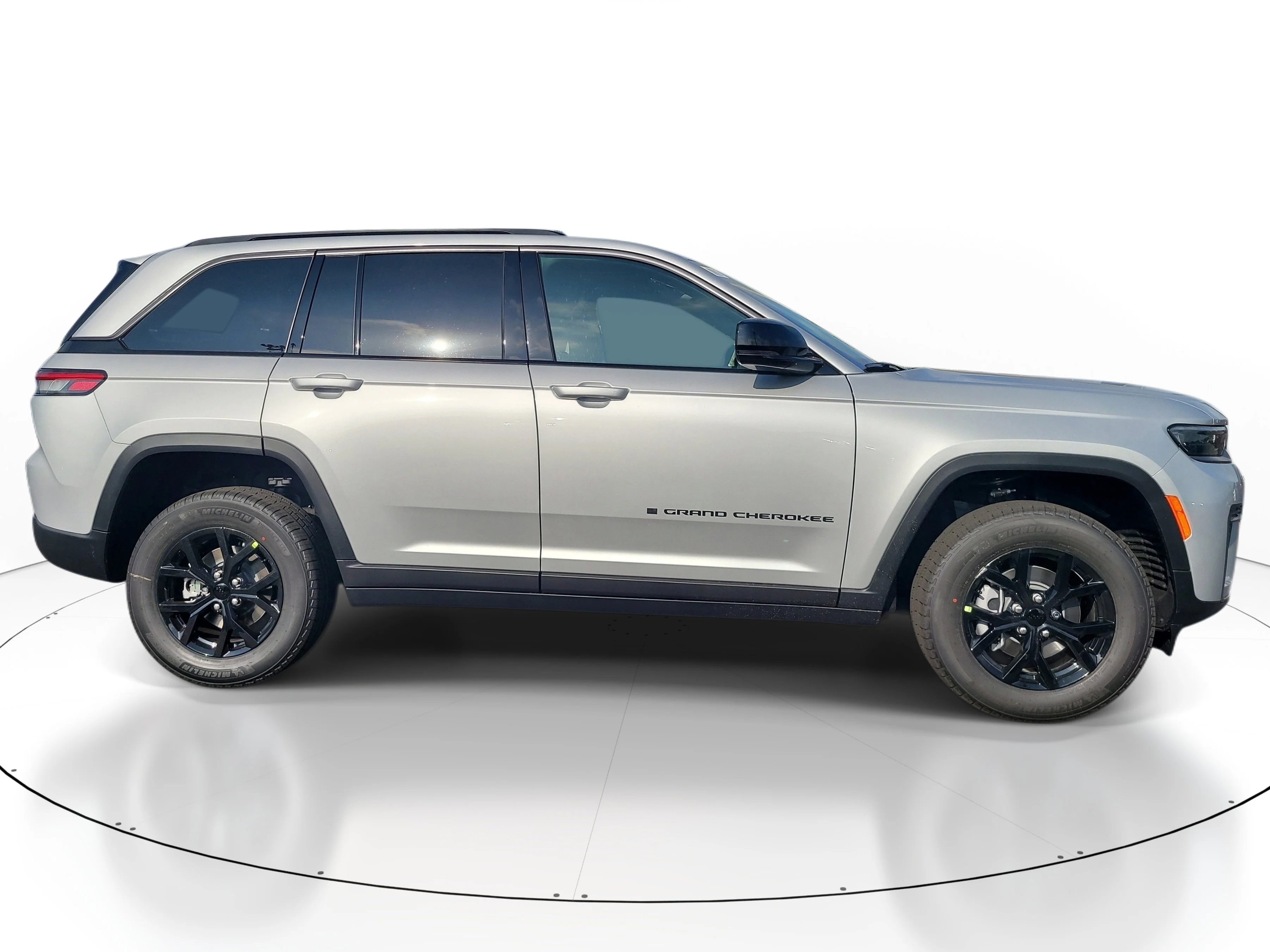 New 2026 Silver Zynith Jeep Laredo Altitude image 5