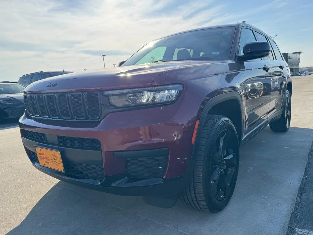 Used 2023 Red Jeep Altitude image 8
