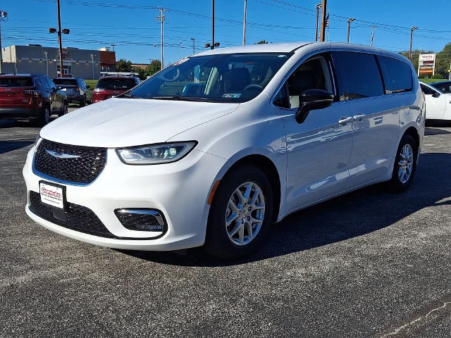 Used 2024 White Chrysler Touring L image 4