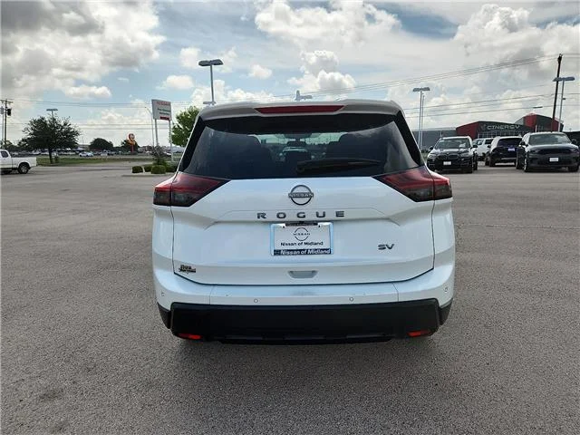 Used 2024 Everest White Pearl Nissan SV image 4