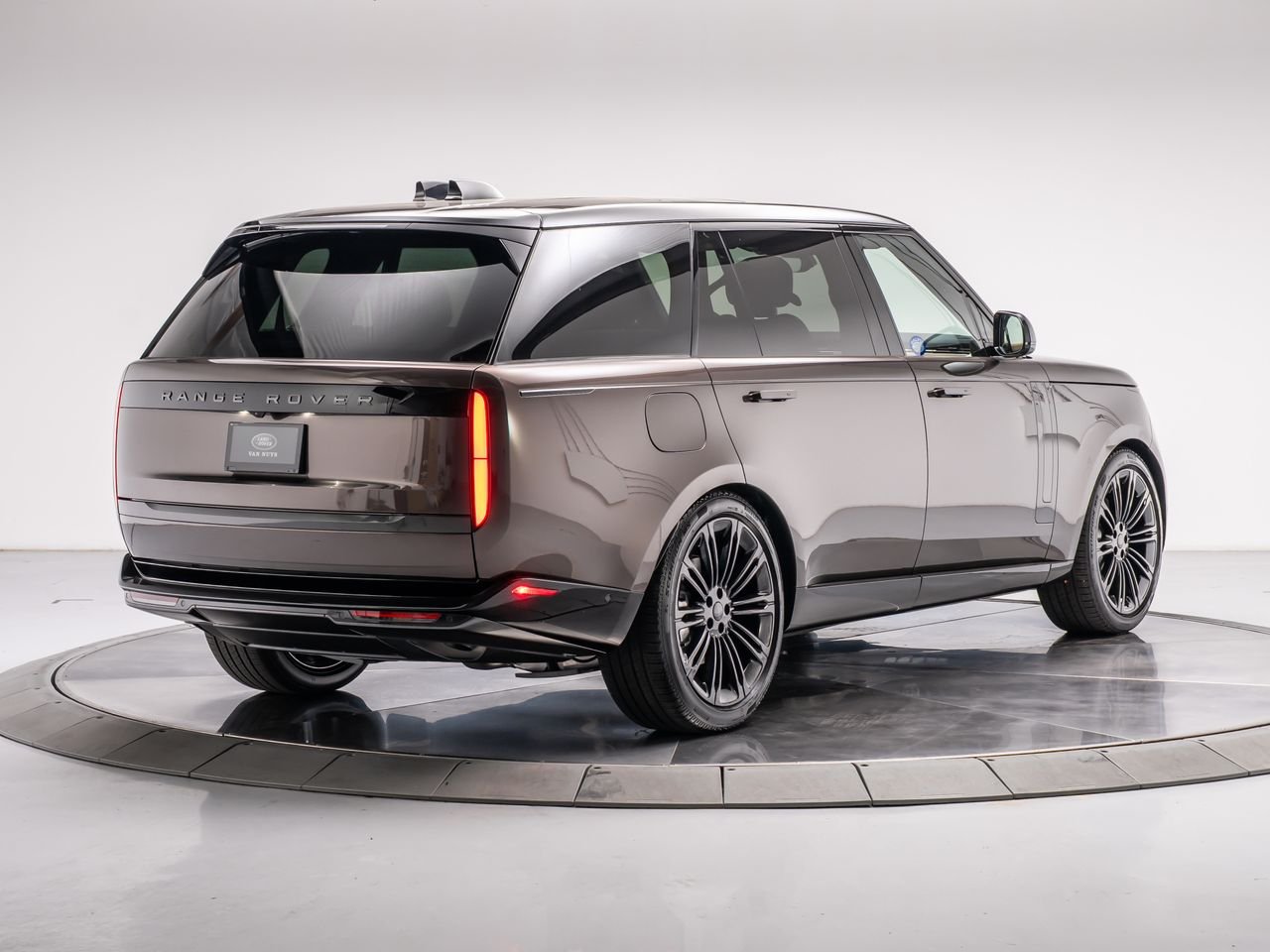 New 2026 Tourmaline Brown in Gloss finish Land Rover P400 SE 7 Seat image 5