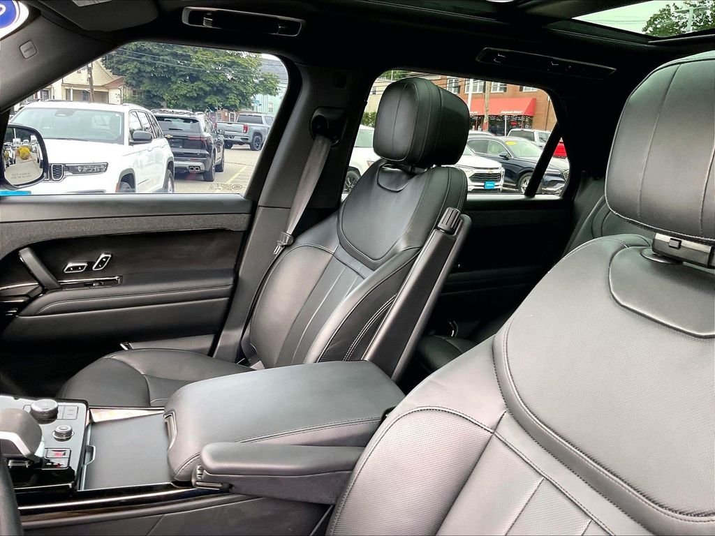 Used 2023 Gray Land Rover SE image 9