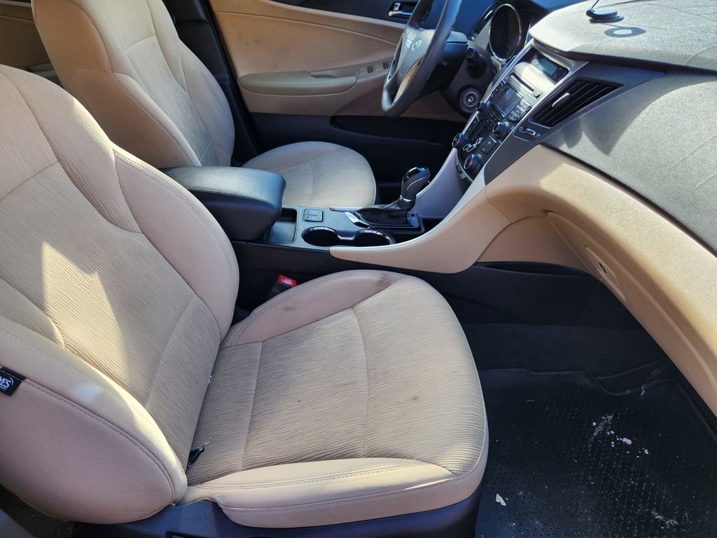 Used 2013 Sparkling Ruby Mica Hyundai GLS image 10