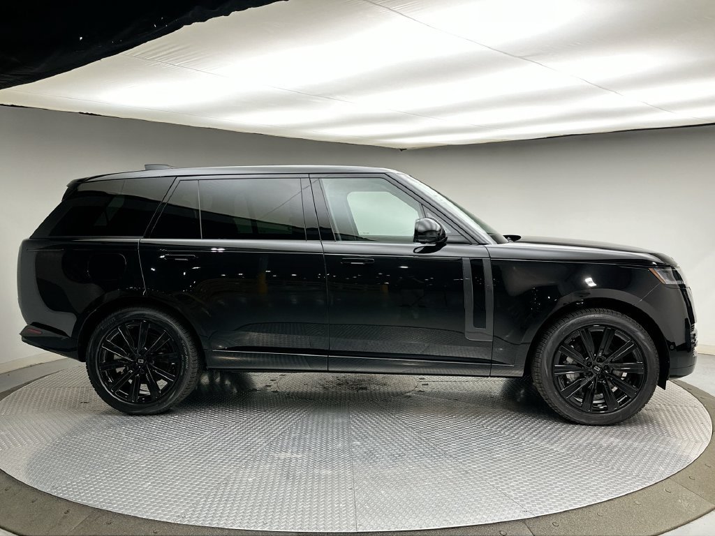 New 2027 Santorini Black Metallic Land Rover SE image 4