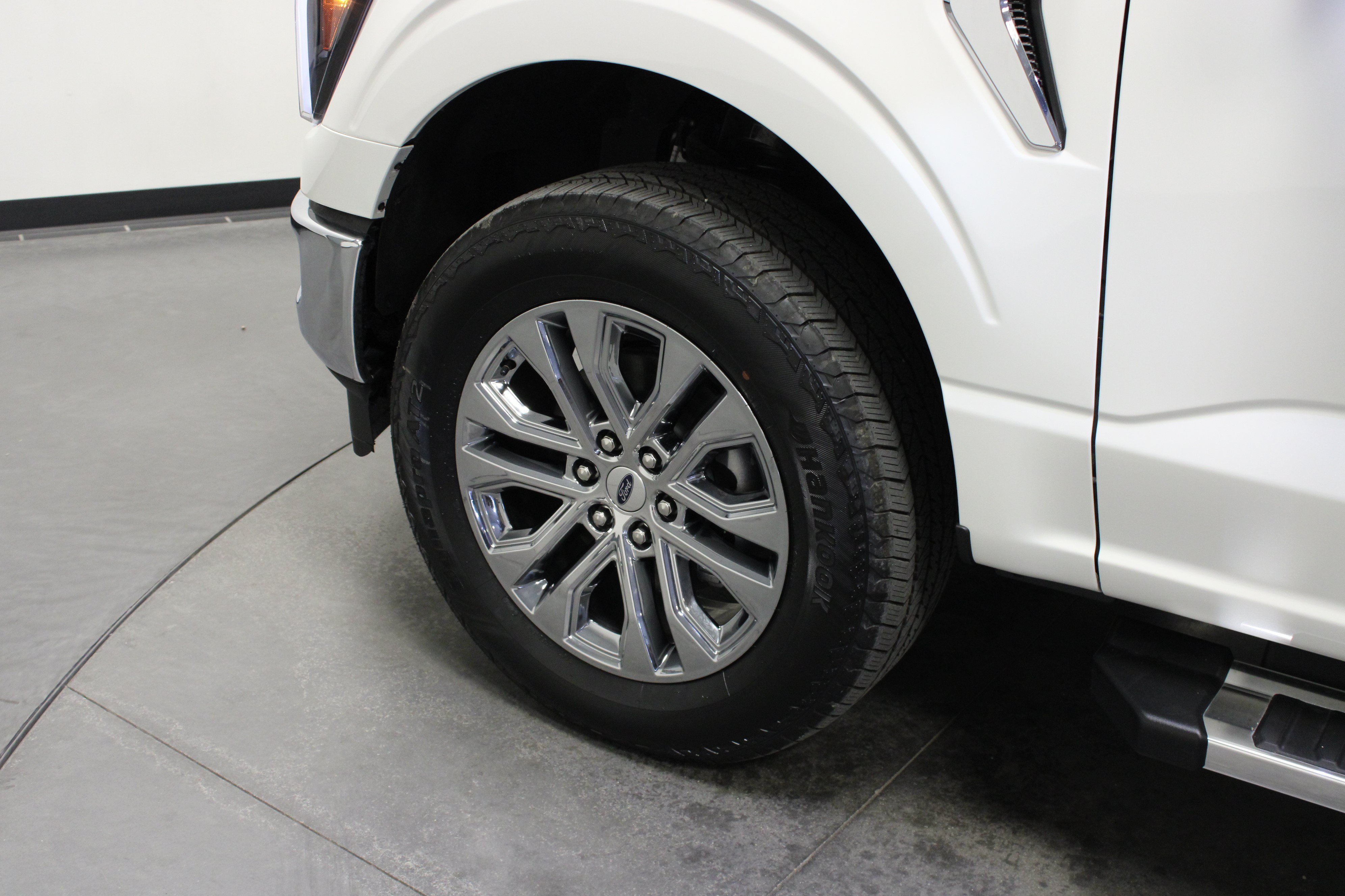 New 2026 Star White Metallic Tri-Coat Ford LARIAT image 10
