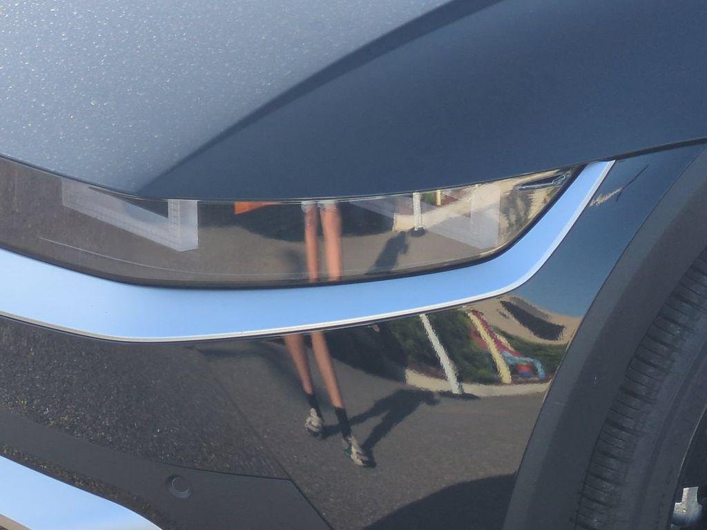 New 2026 Black Hyundai SE Standard Range image 10