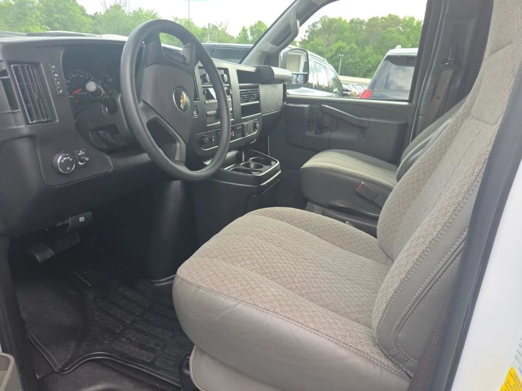 Used 2025 White Chevrolet LT image 3