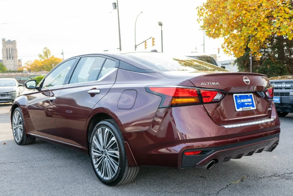 Used 2023 Red Nissan 2.5 SL image 8