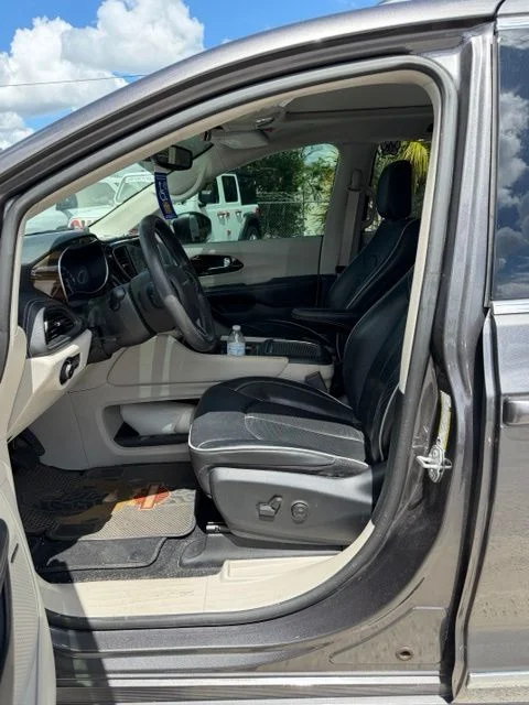 Used 2022 Gray Chrysler Limited image 3