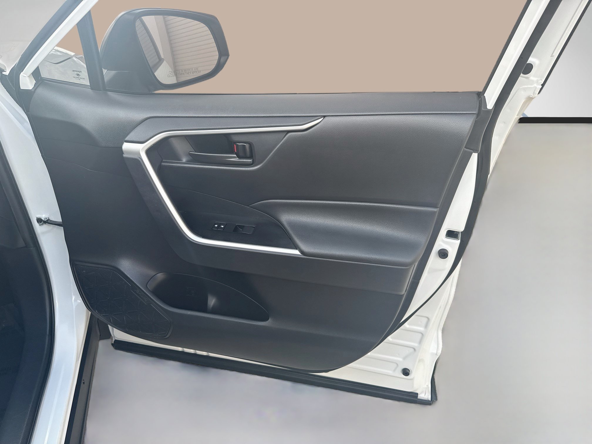 Used 2025 Ice Toyota LE image 31