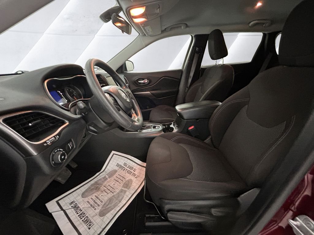 Used 2019 Red Jeep Latitude image 7