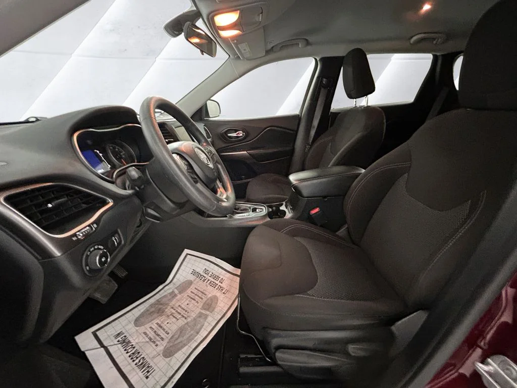 Used 2019 Red Jeep Latitude image 7