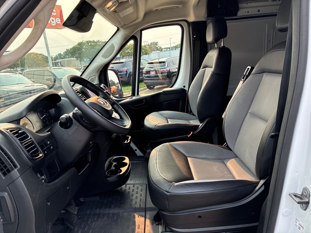Used 2025 White Ram Base image 19