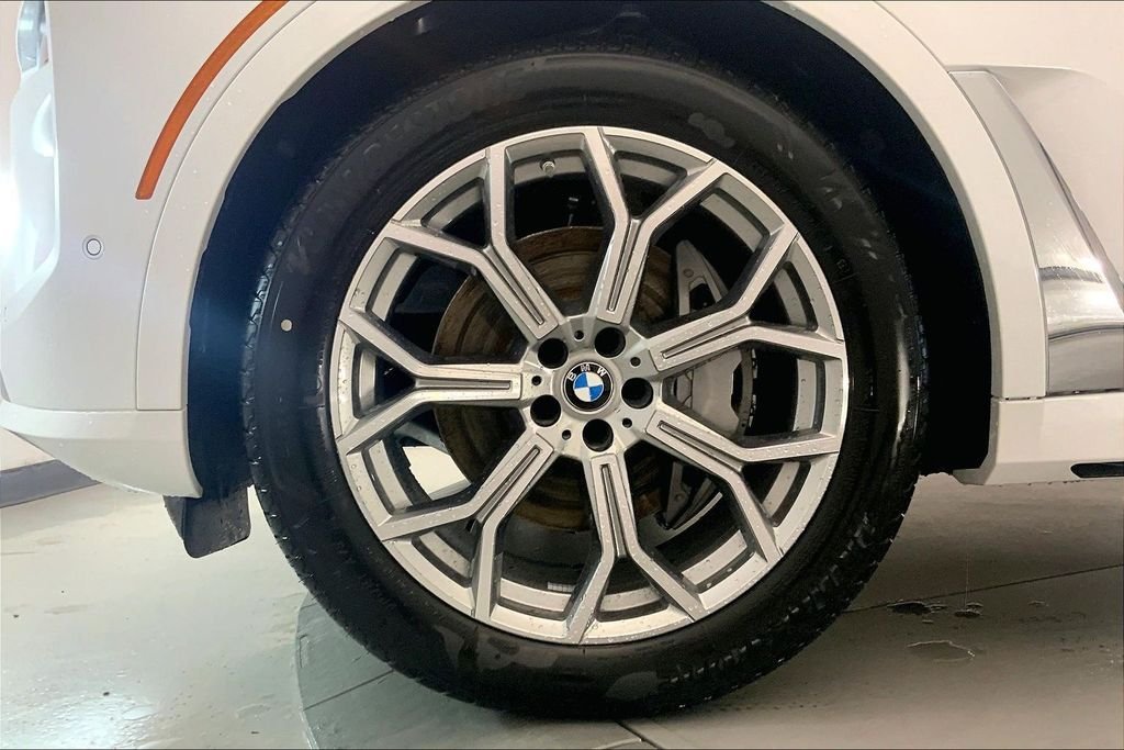 Used 2027 Mineral White Metallic BMW  image 9