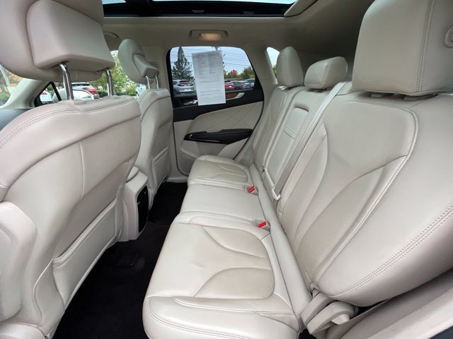 Used 2017 White Gold Metallic Lincoln Select image 31