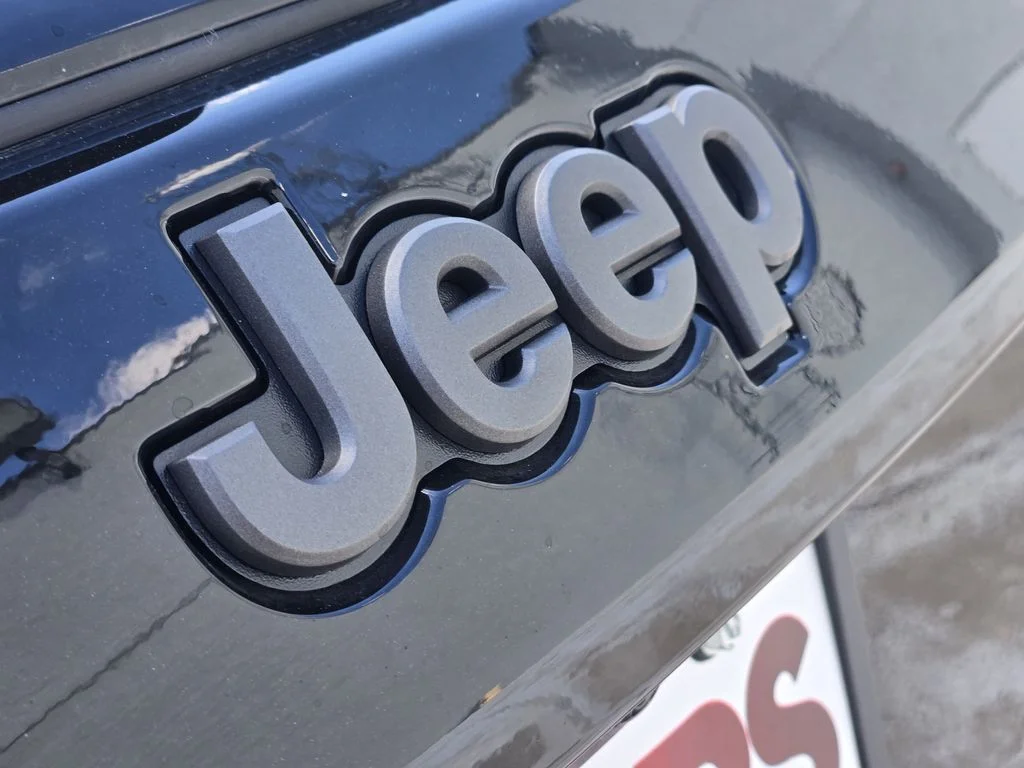 New 2026 Diamond Black Crystal Pearlcoat Jeep Latitude Altitude image 7