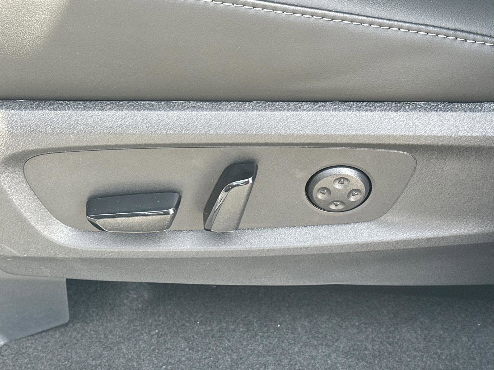New 2026 Radiant White INFINITI LUXE image 23