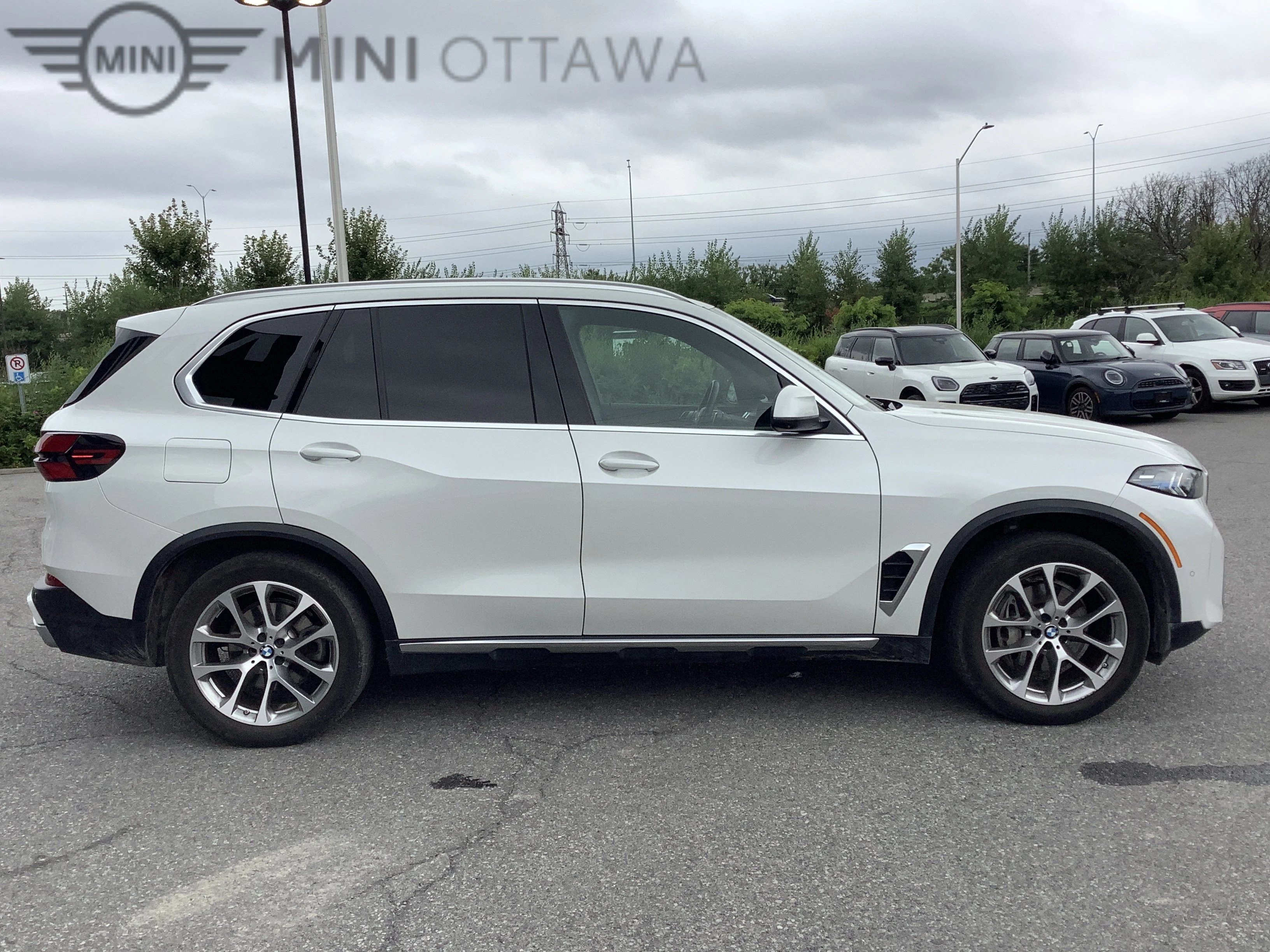 Used 2024  BMW xDrive40i image 14