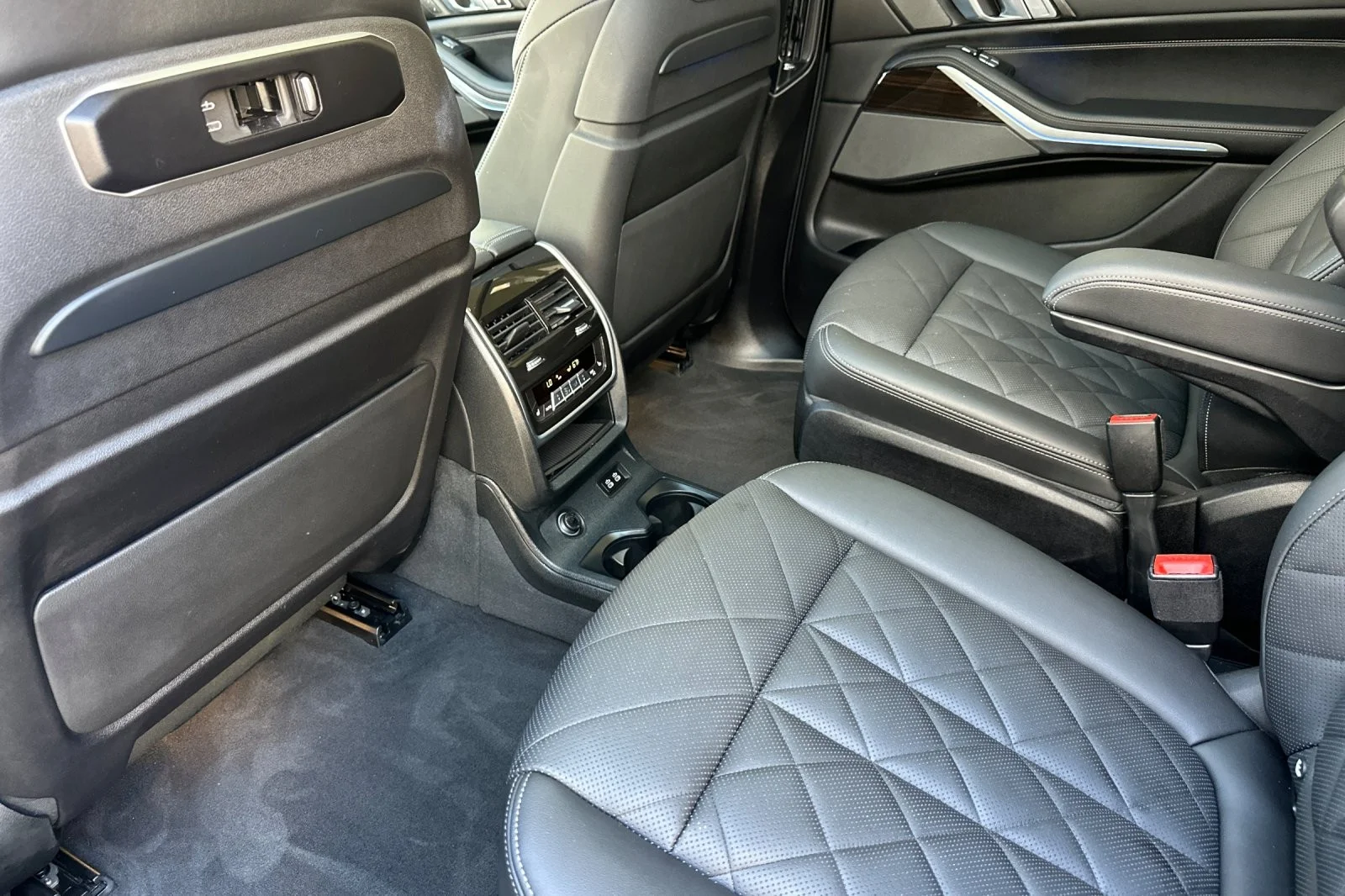 Used 2024 Sparkling Copper Metallic BMW xDrive40i image 11