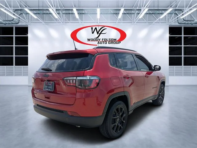 New 2026 Red Hot Pearl-Coat Exterior Paint Jeep Latitude image 3