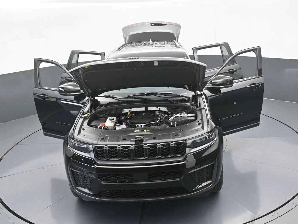 New 2026 Diamond Black Crystal Pearl-Coat Exterior Paint Jeep Altitude image 55