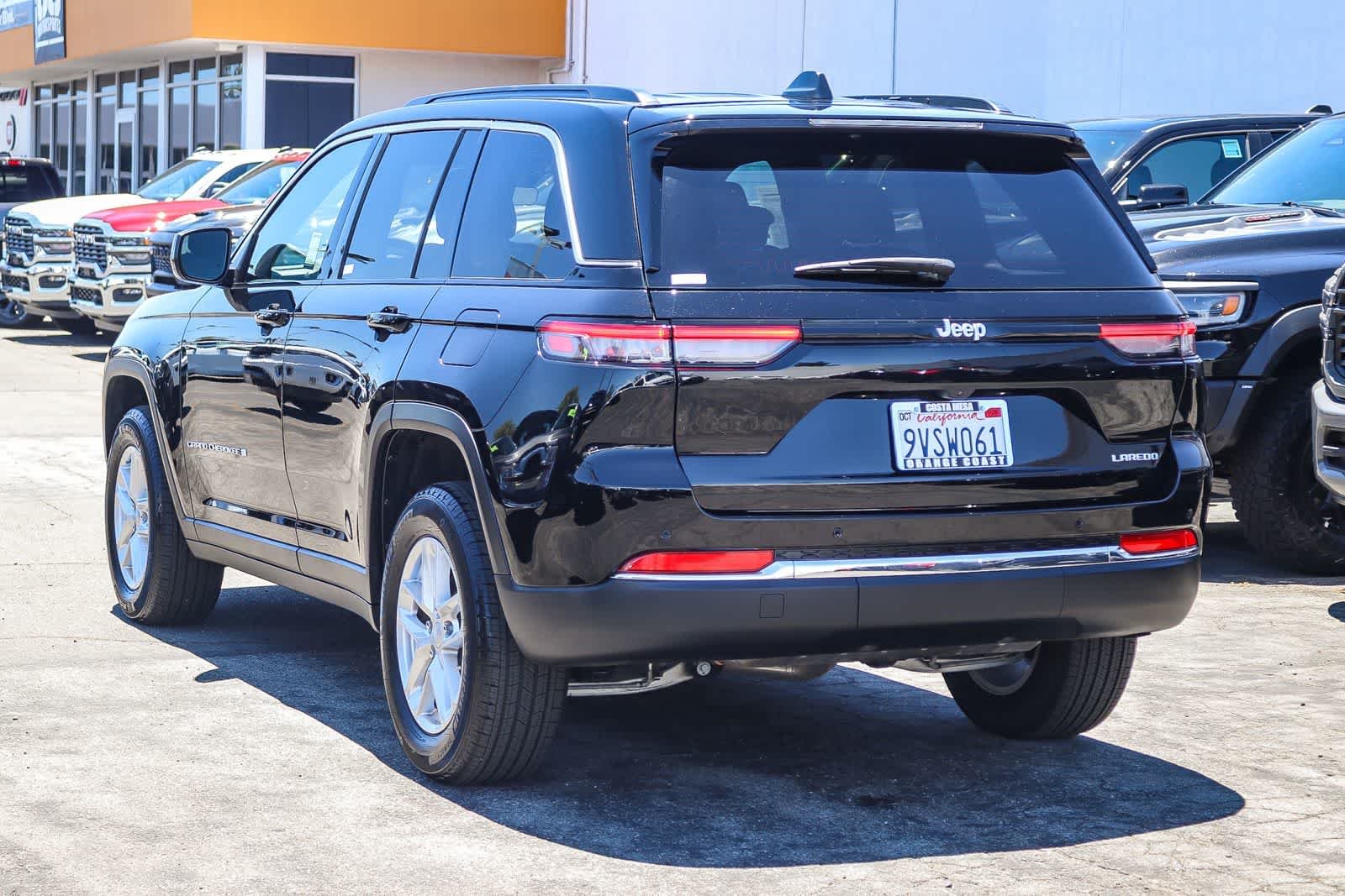 Used 2025 Diamond Black Crystal Pearlcoat Jeep Laredo X image 5