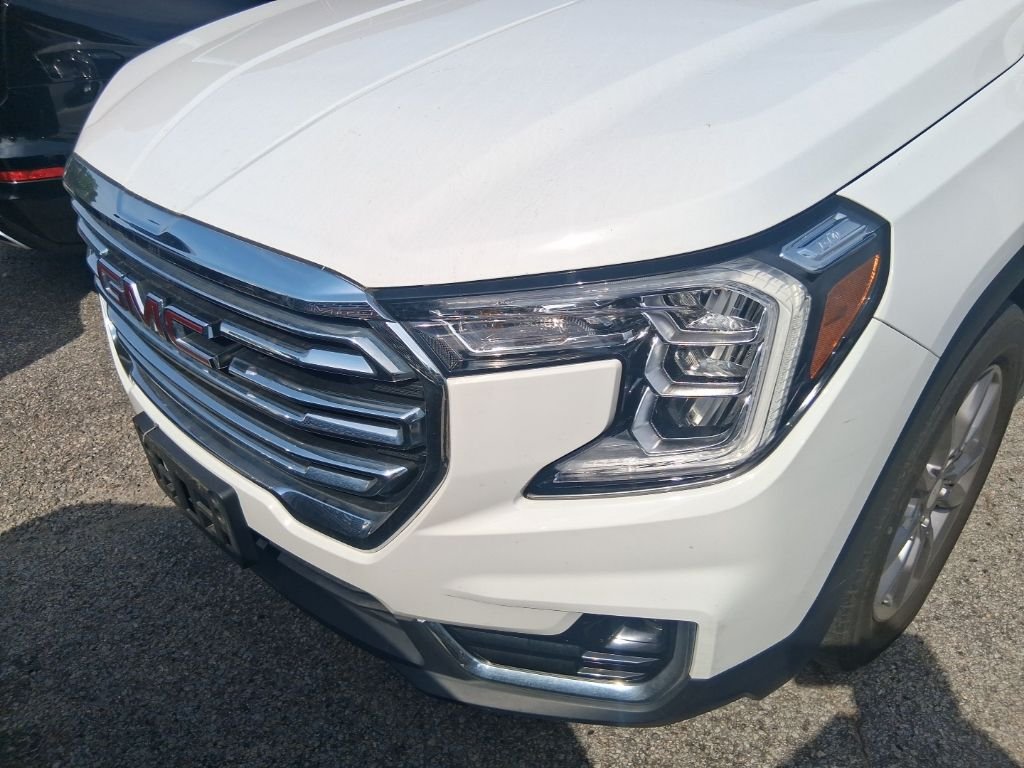 Used 2023 White GMC SLT image 2