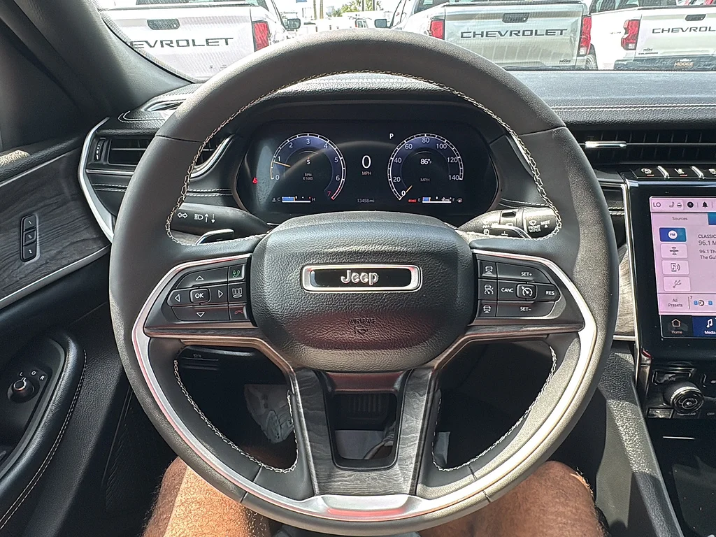 Used 2024 Velvet Red Pearl Coat Jeep  image 23