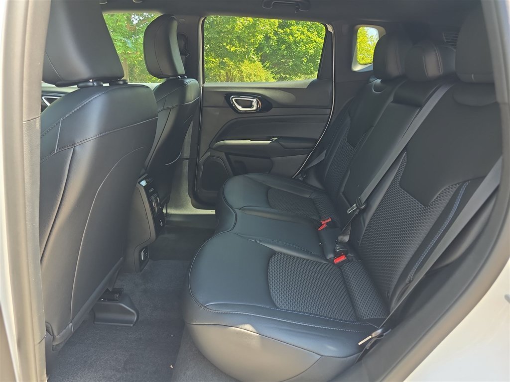 New 2026 Bright White Clear-Coat Exterior Paint Jeep Latitude image 18